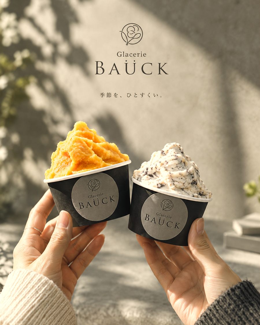 Glacerie BAUCKのカップを持つ手。季節を、ひとすくい。