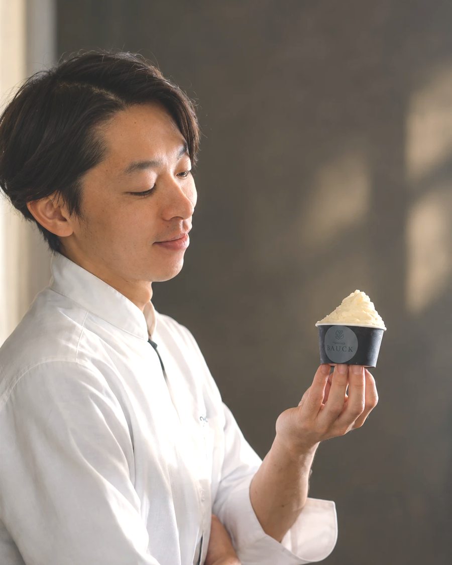 ジェラートを手にするGlacerie BAUCKのパティシエ