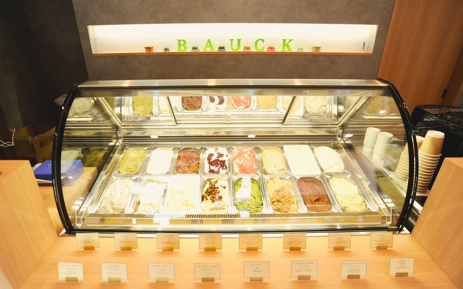 店頭のジェラートショーケース