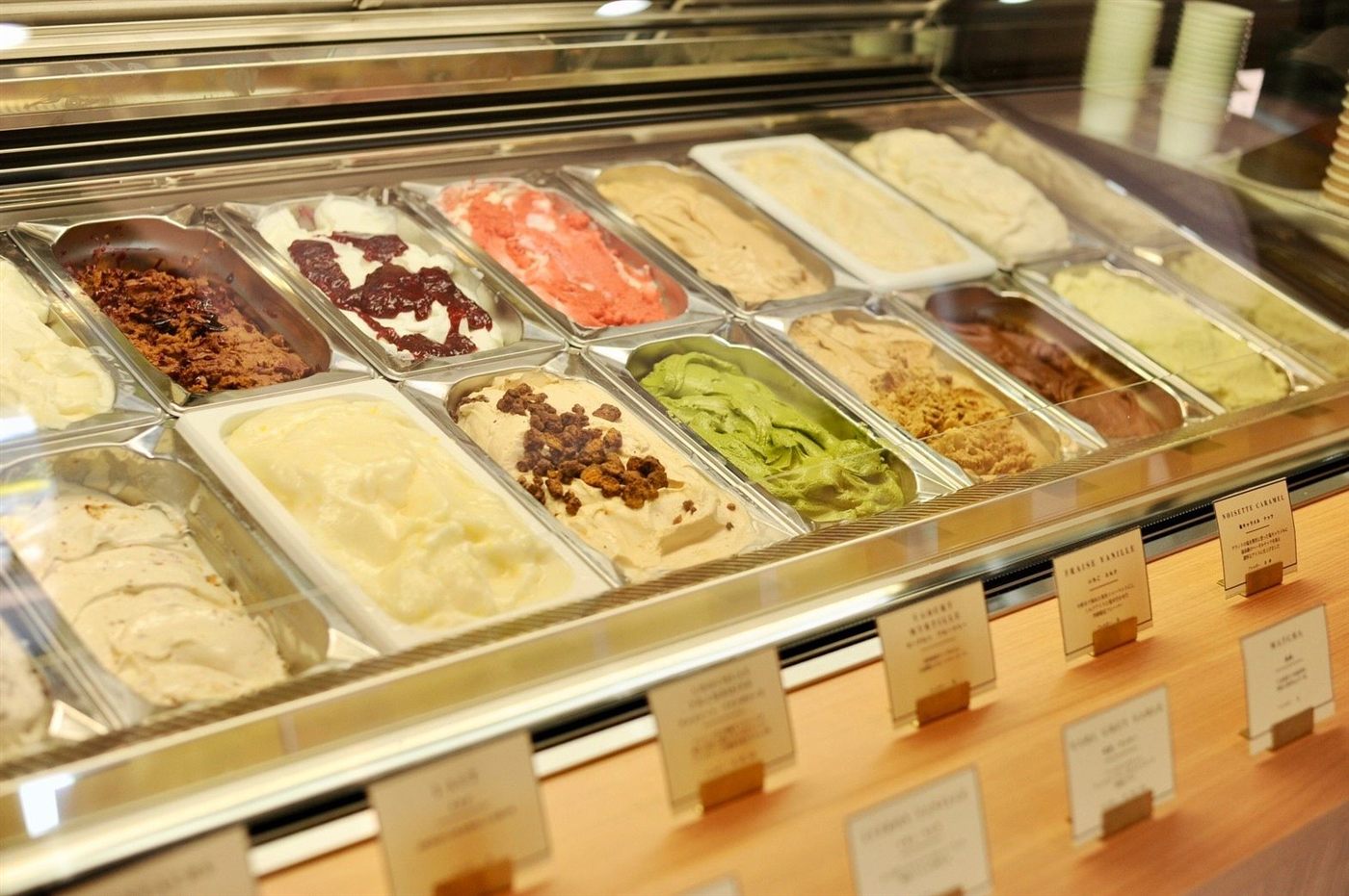 店頭のジェラートショーケース
